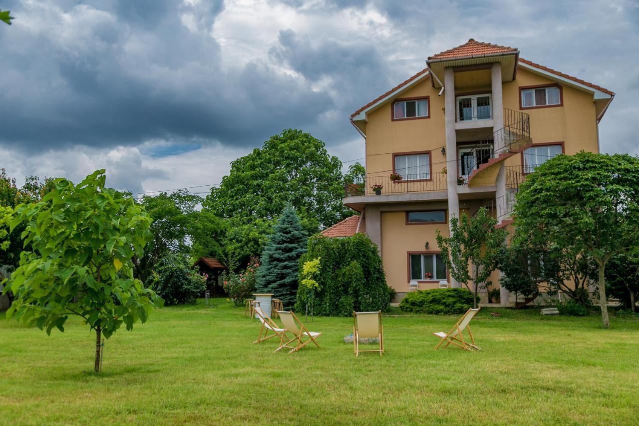 Hotel Heaven Garden Două Mai Extérieur photo