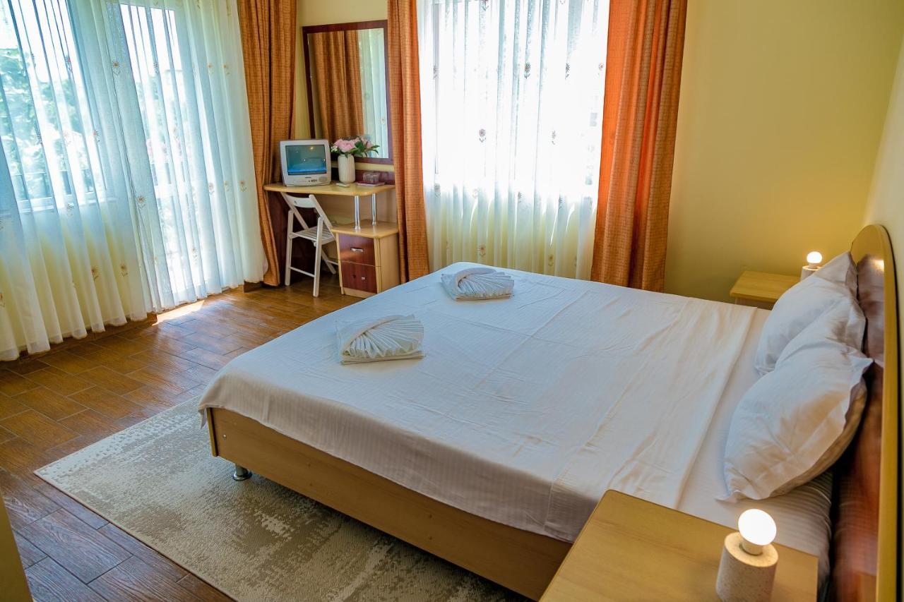 Hotel Heaven Garden Două Mai Extérieur photo