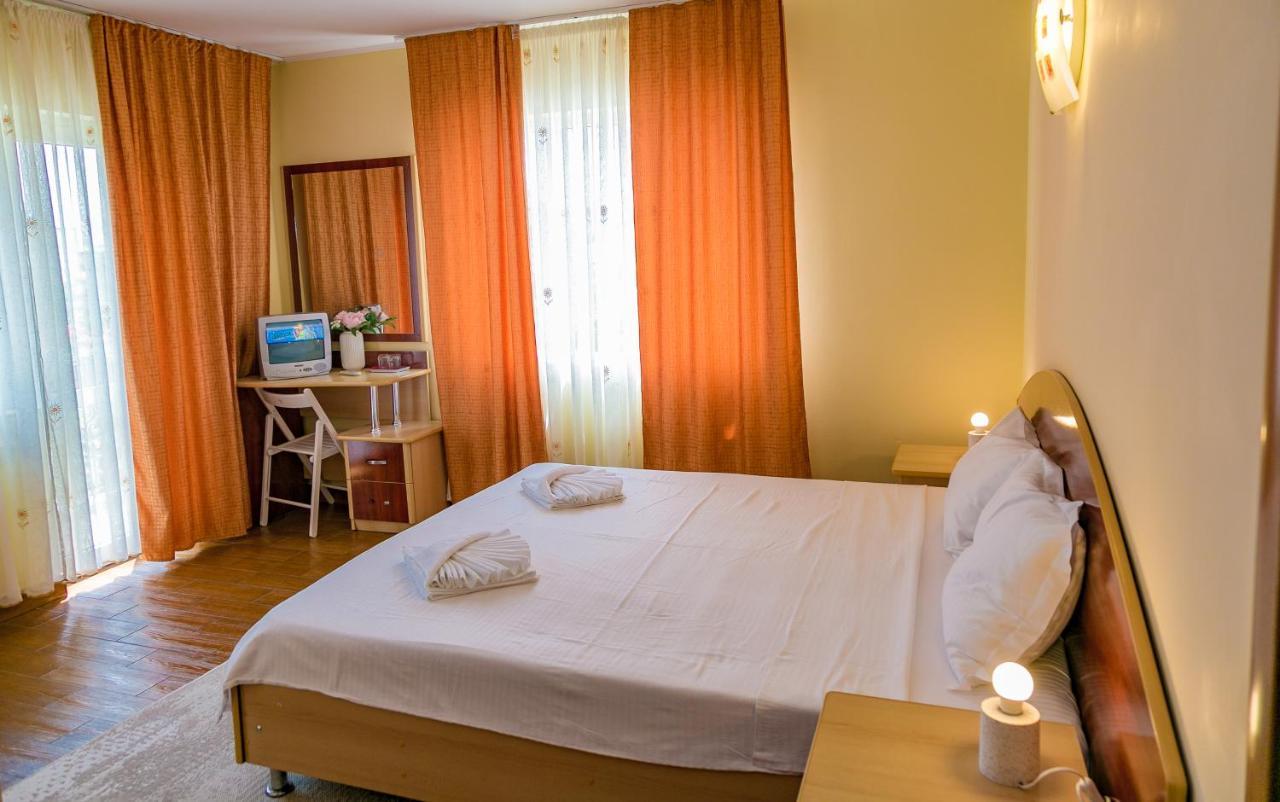 Hotel Heaven Garden Două Mai Extérieur photo